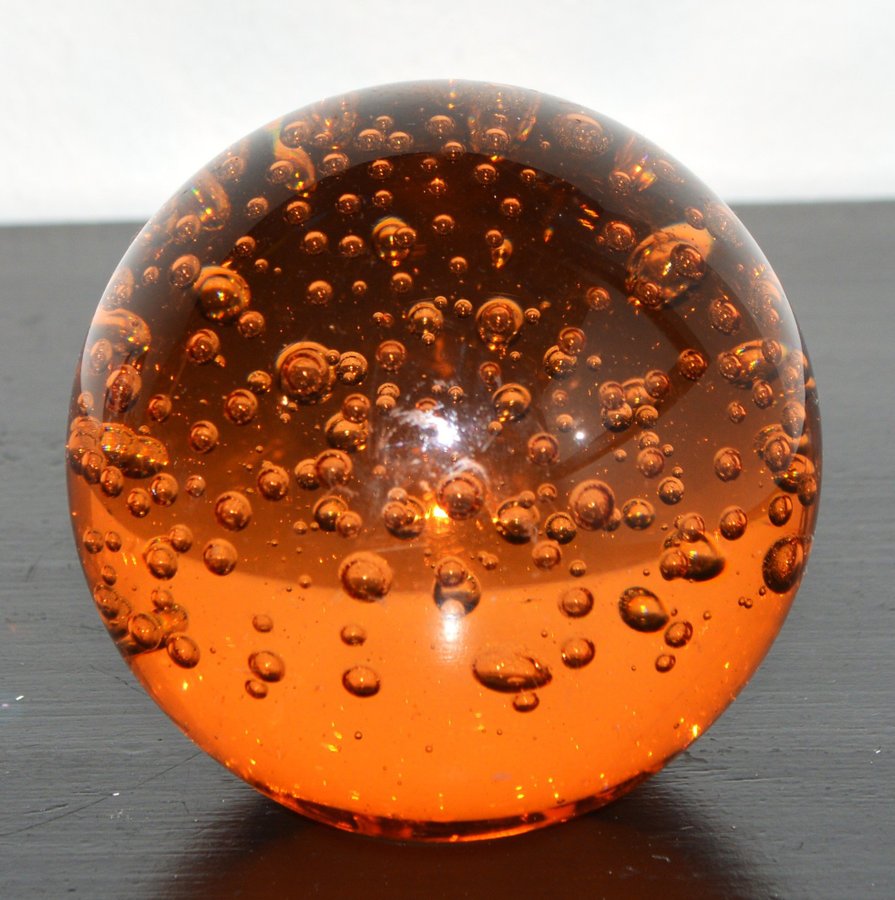 KONSTGLAS ORANGE / BÄRNSTENSFÄRGAD GLASKULA - BREVPRESS GLAS