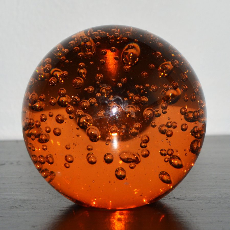 KONSTGLAS ORANGE / BÄRNSTENSFÄRGAD GLASKULA - BREVPRESS GLAS