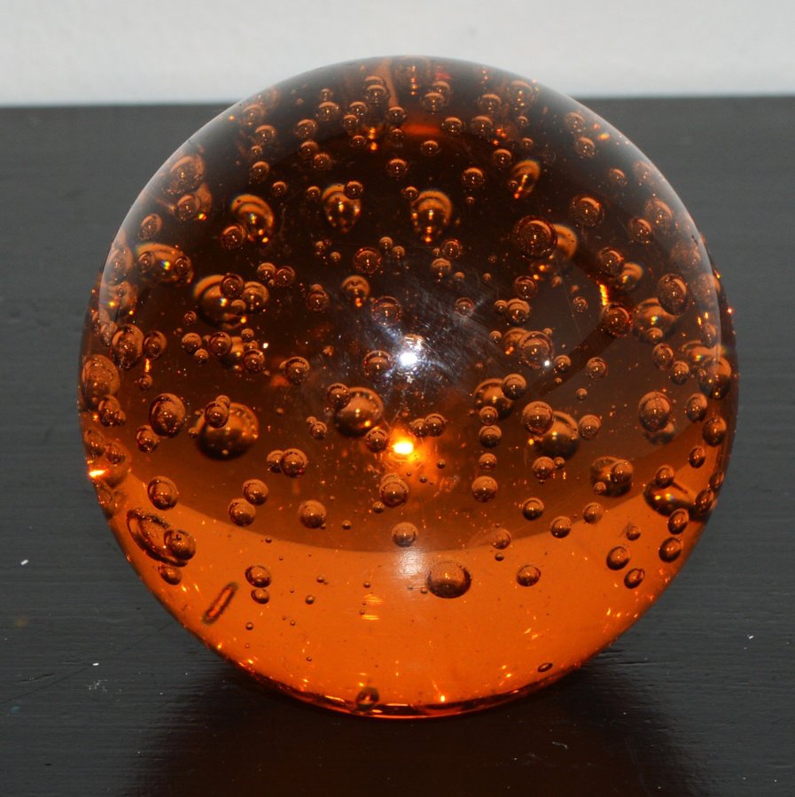 KONSTGLAS ORANGE / BÄRNSTENSFÄRGAD GLASKULA - BREVPRESS GLAS