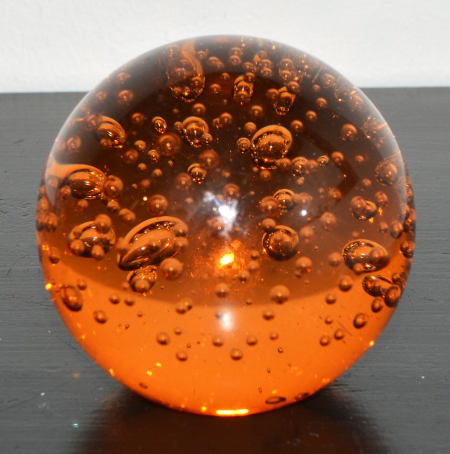 KONSTGLAS ORANGE / BÄRNSTENSFÄRGAD GLASKULA - BREVPRESS GLAS