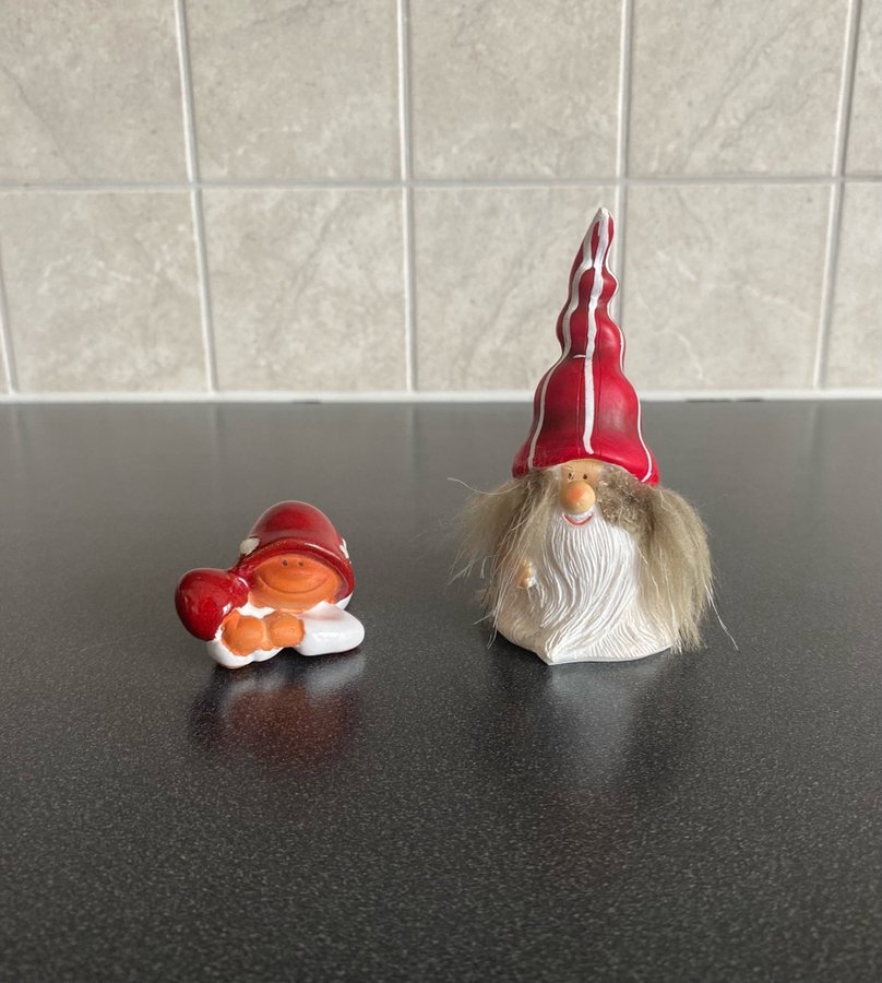 Tomte med hår samt liggande svampbarn i keramik, Jul, Julpynt, Julstämning