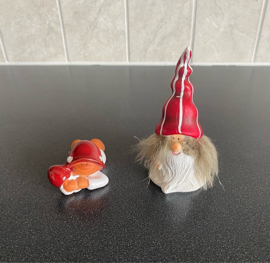 Tomte med hår samt liggande svampbarn i keramik, Jul, Julpynt, Julstämning