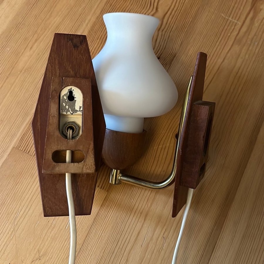 Vägglampor / sänglampor i teak mässing o opalglas Retro 50-tal