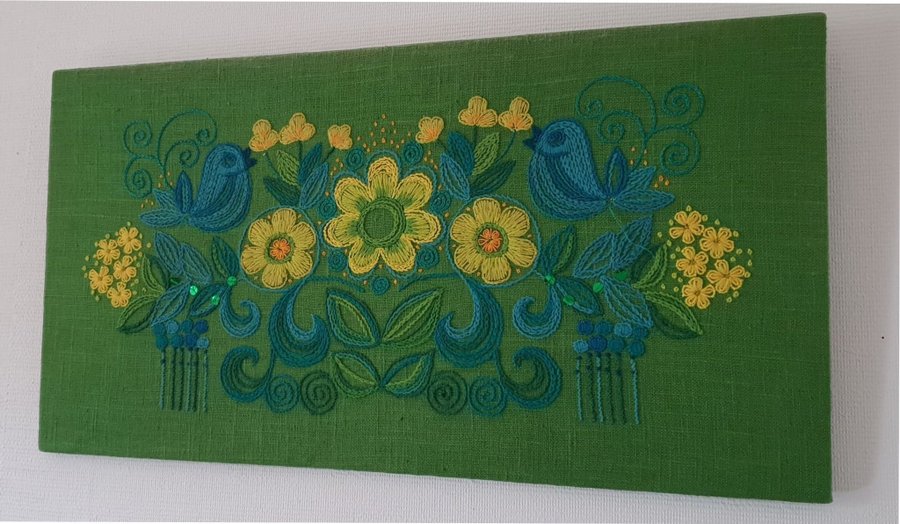 Retro broderad tavla fåglar blommor 1970-tal grön väggbonad inredning