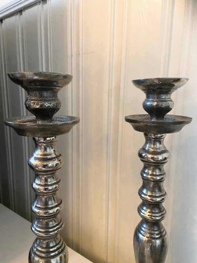 2 stycken Ljusstakar Antiksilver Metall Ruffig Stora Silver Trend