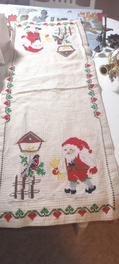 Vacker Broderad jullöpare med tomte och fågel