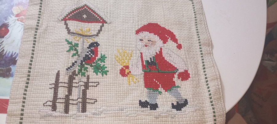 Vacker Broderad jullöpare med tomte och fågel