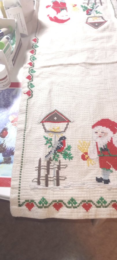 Vacker Broderad jullöpare med tomte och fågel