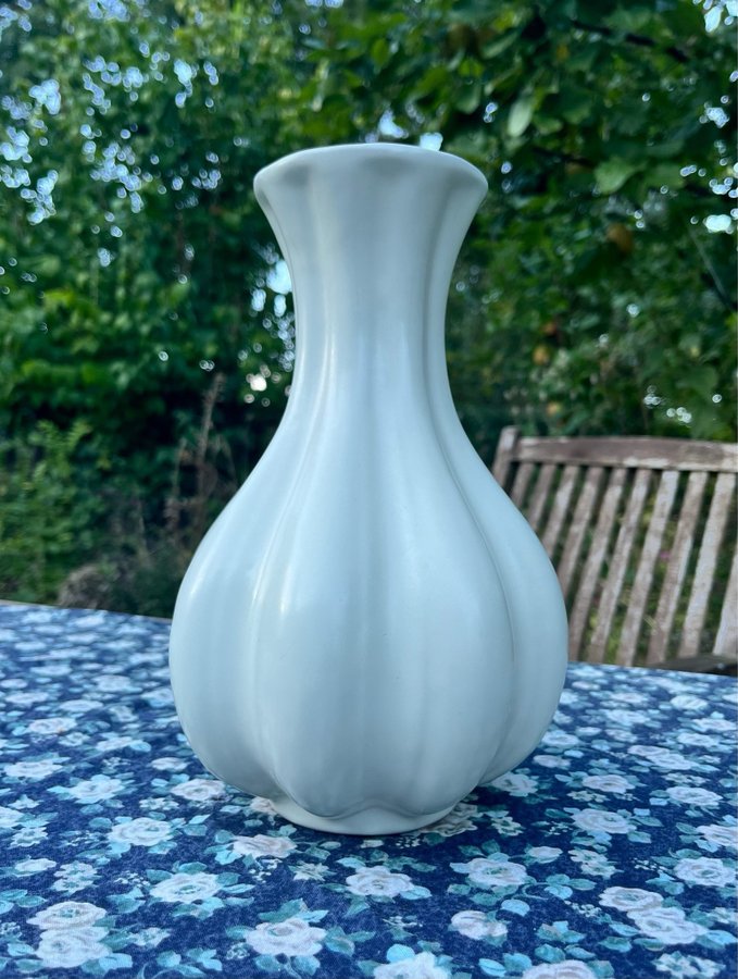 Vicke Lindstrand Upsala-Ekeby vas in White glaze