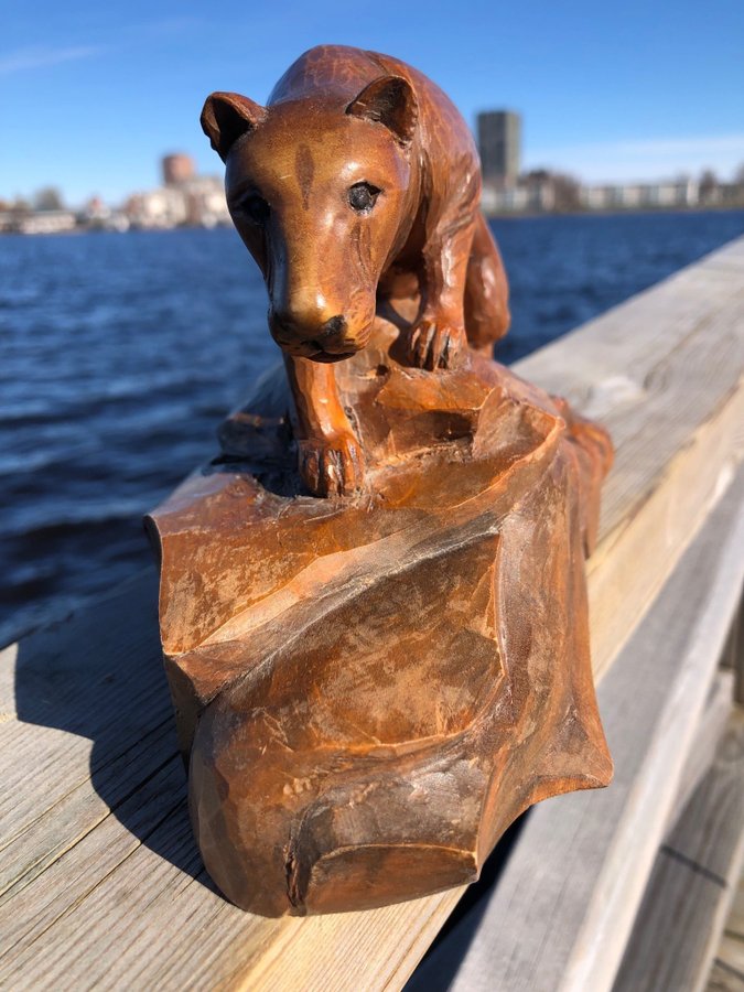 Herman Olofsson, ”skulptur i trä" handskuren, mått ca:12x13x24 cm.