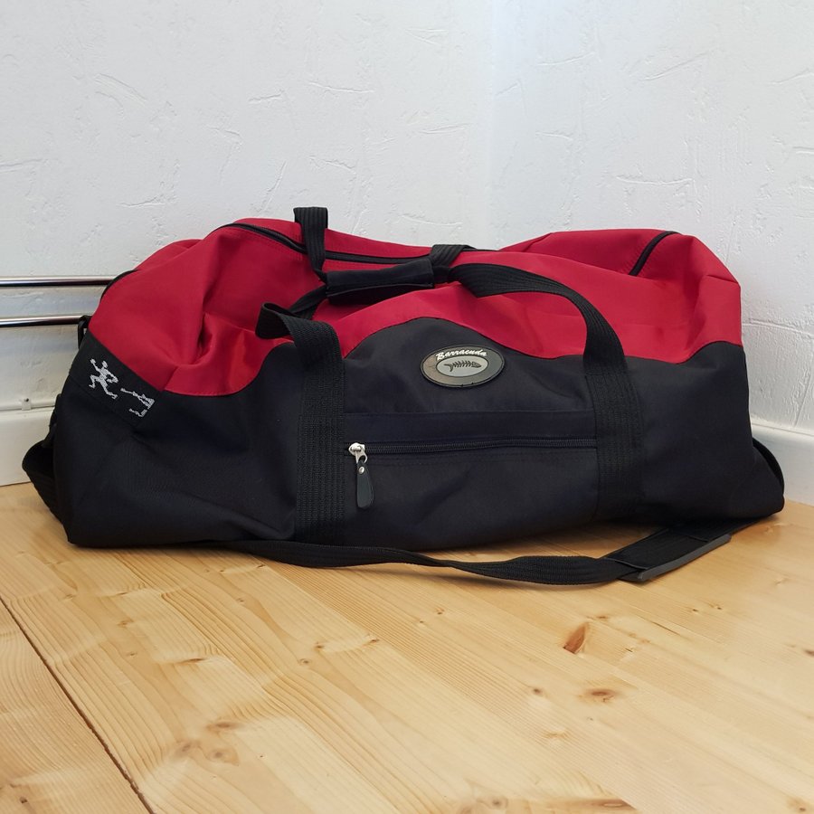 Röd/svart bag sportbag väska Handtag och axelband 25x60x24 cm Rymmer 36 L