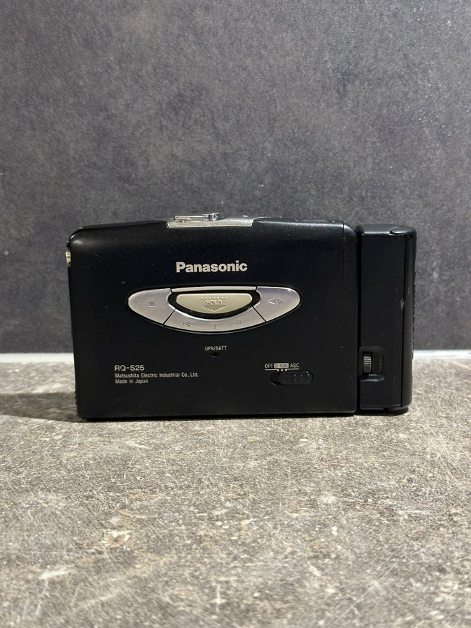 Gammalt Panasonic RQ-S25 Kassettbandspelare med laddare och batterier