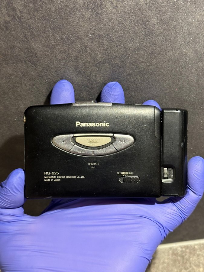 Gammalt Panasonic RQ-S25 Kassettbandspelare med laddare och batterier