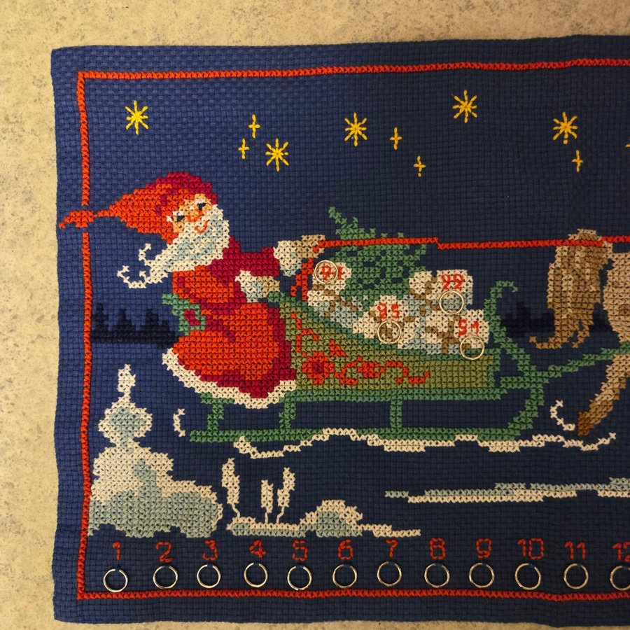 Broderad Julkalender/adventskalender, tomte med häst och släde