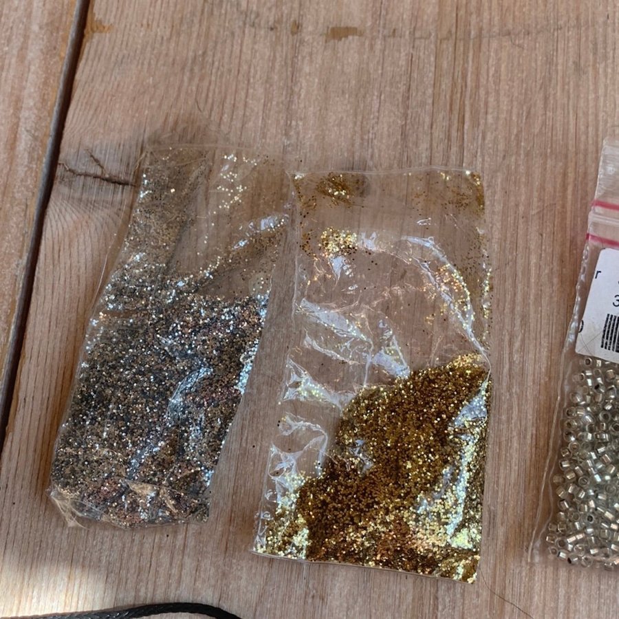 Pärlor glitter och berlocker för smyckestillverkning