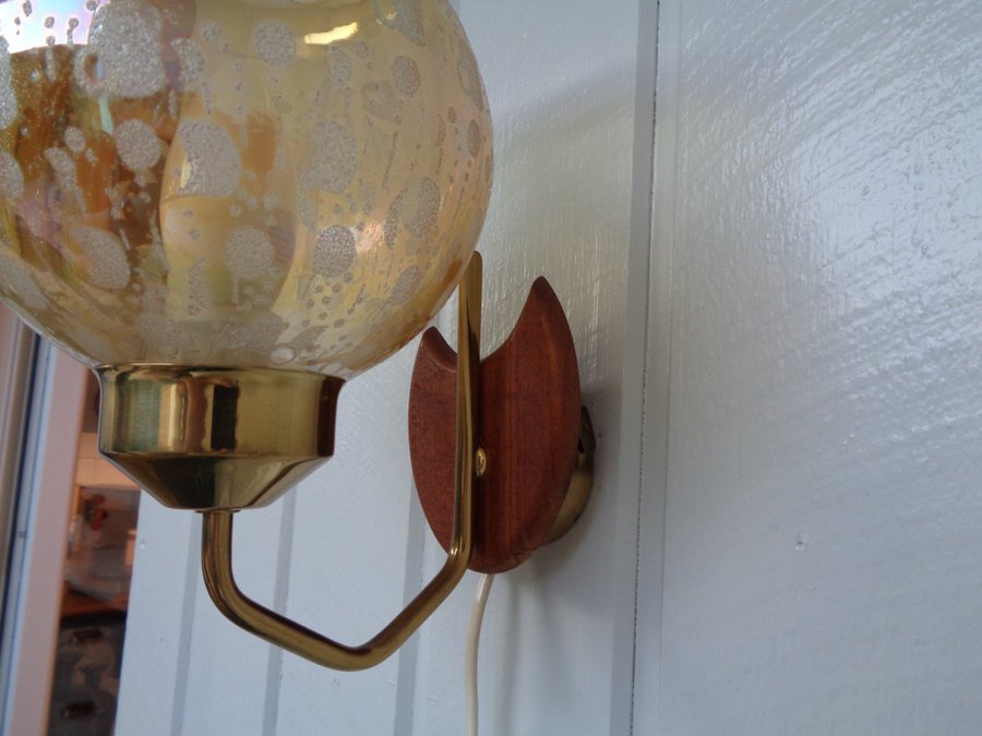 RETRO  VÄGGLAMPA MÄSSING TEAK och GLAS