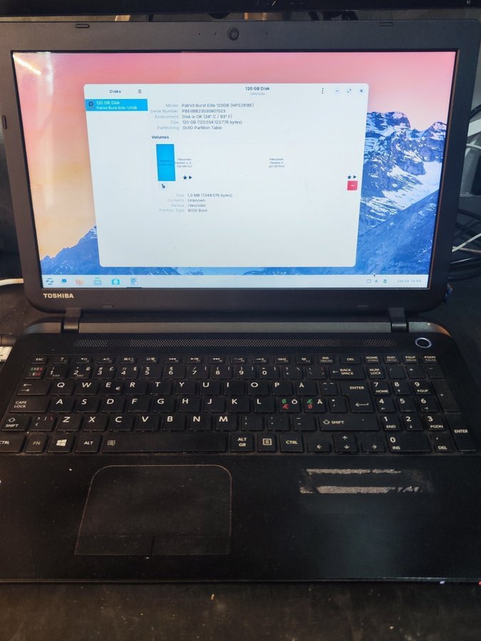 Toshiba laptop 4gb ram /120gb ssd NY!/zorin os