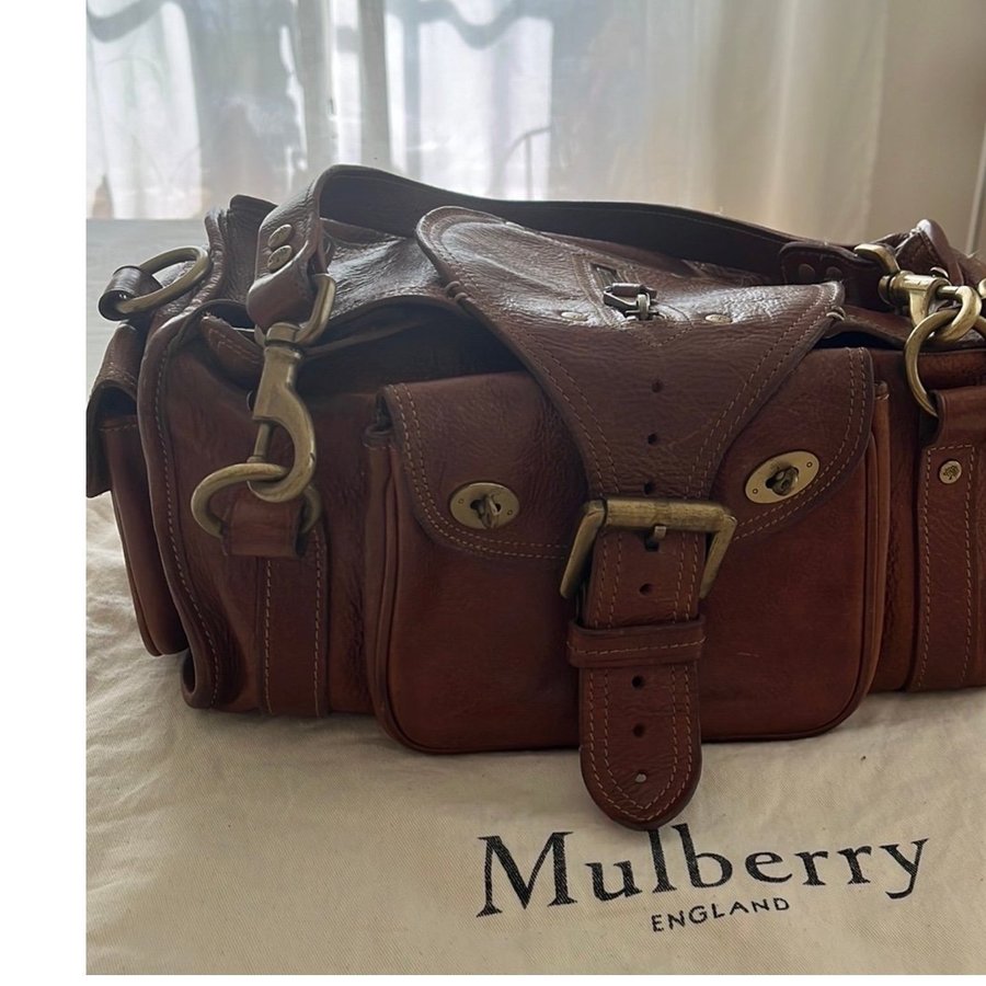 Äkta Mulberry handväska. Brädden 40 cm , höjden 17 cm ( ungefär )