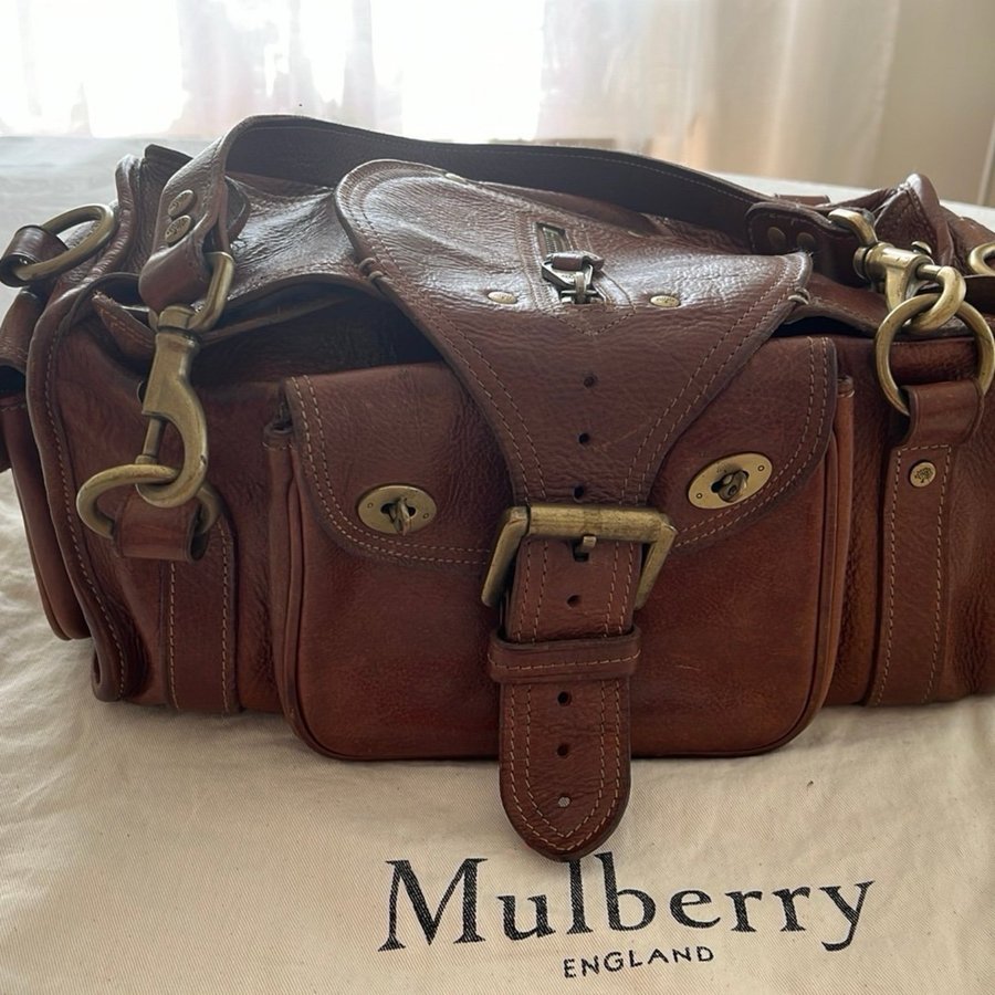 Äkta Mulberry handväska. Brädden 40 cm , höjden 17 cm ( ungefär )