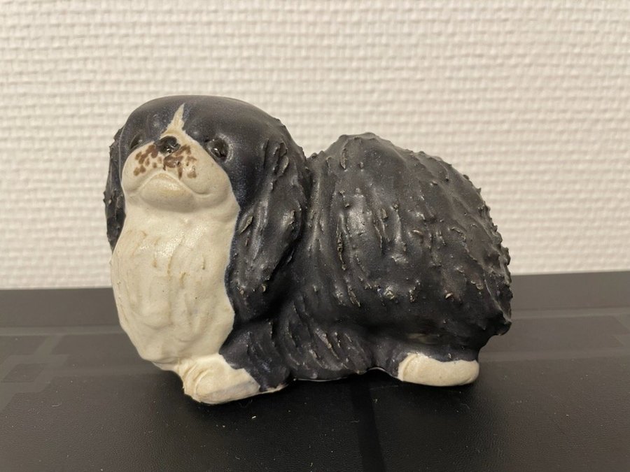 Pekingese Figur i Keramik JIE Gantofta Maria Eriksson