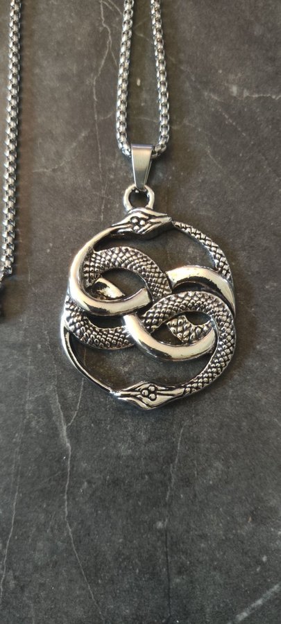 Ouroboros / uroborus halsband. Två ormar som biter varandras svans. Hjulorm