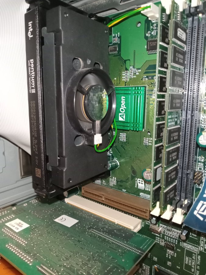 Retro Aopen-system. Pentium II slot CPU, Matrox video, Quantum Bigfoot HDD