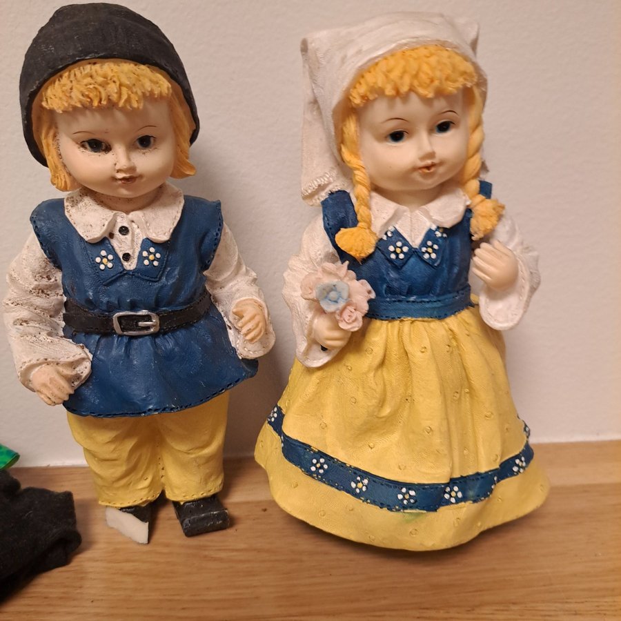 Söt parfigur i folkdräkt