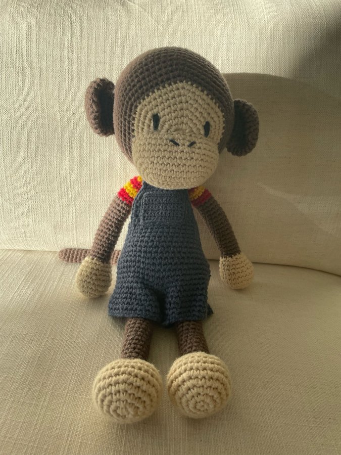 Handgjord virkad Nicke Nyfiken amigurumi