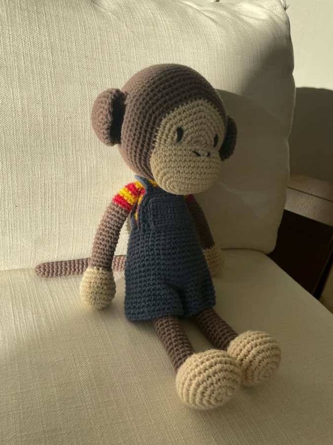 Handgjord virkad Nicke Nyfiken amigurumi