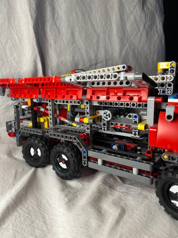 LEGO TECHNIC 42068 - AIRPORT FIRE RESCUE VEHICLE