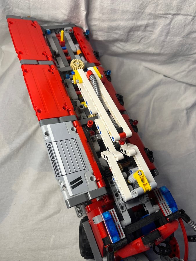 LEGO TECHNIC 42068 - AIRPORT FIRE RESCUE VEHICLE