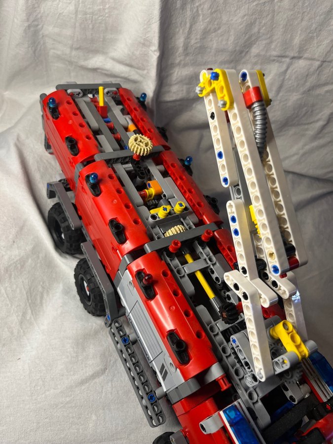 LEGO TECHNIC 42068 - AIRPORT FIRE RESCUE VEHICLE