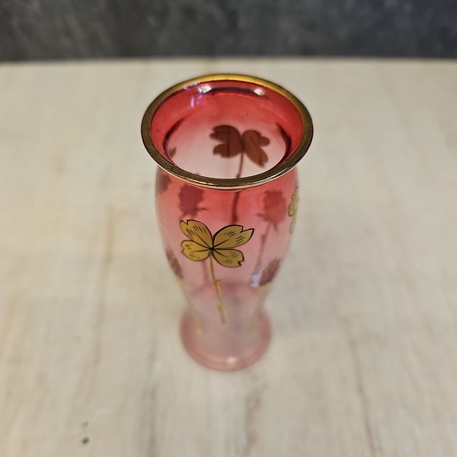 Mycket vacker liten vas i glas med blomdekor i emalj och guld