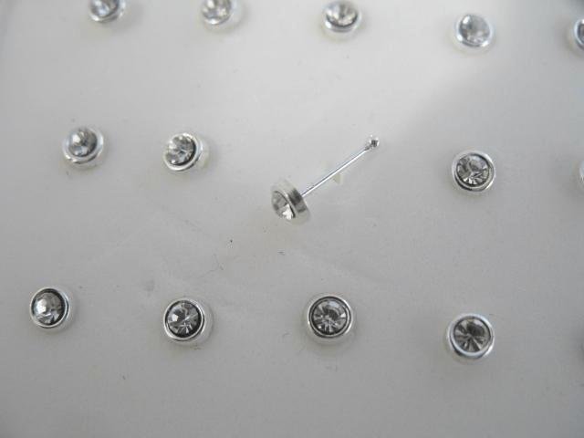 1 st. Rund näspiercing i 925 sterling silver med 2 mm. strass