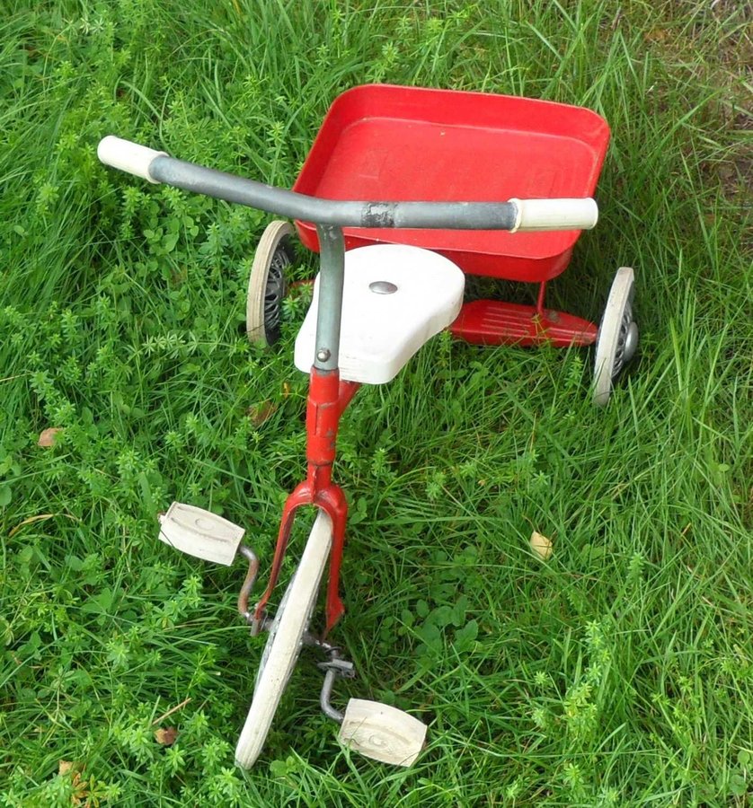 Trehjuling Cykel för barn Röd och Vit med flak att lasta på