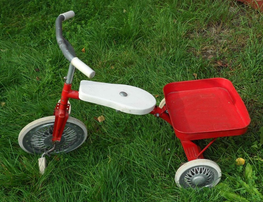 Trehjuling Cykel för barn Röd och Vit med flak att lasta på