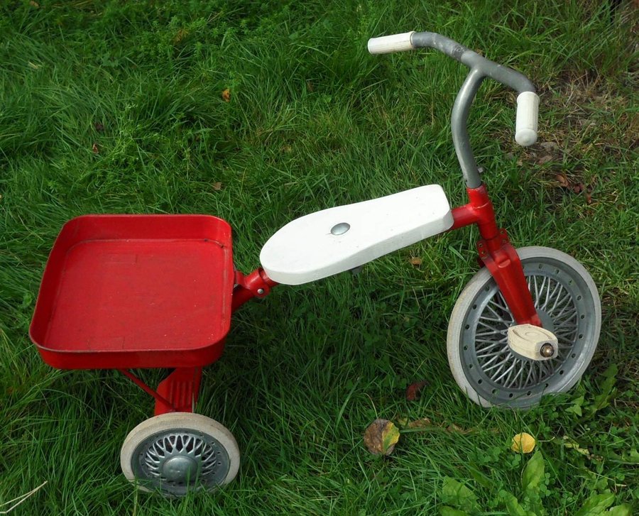 Trehjuling Cykel för barn Röd och Vit med flak att lasta på