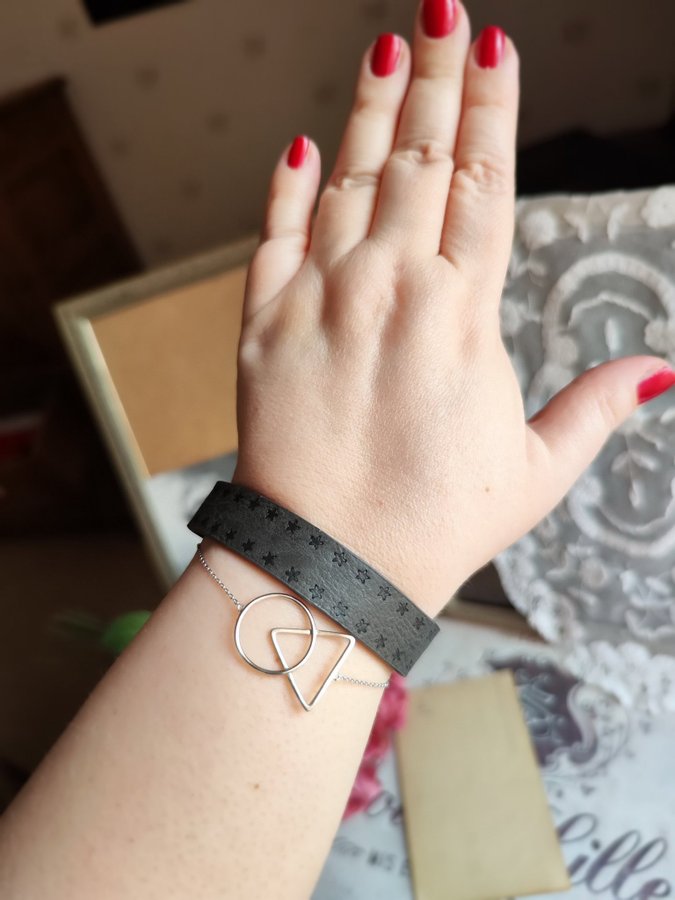 Två armband: i silver och i blått konstläder