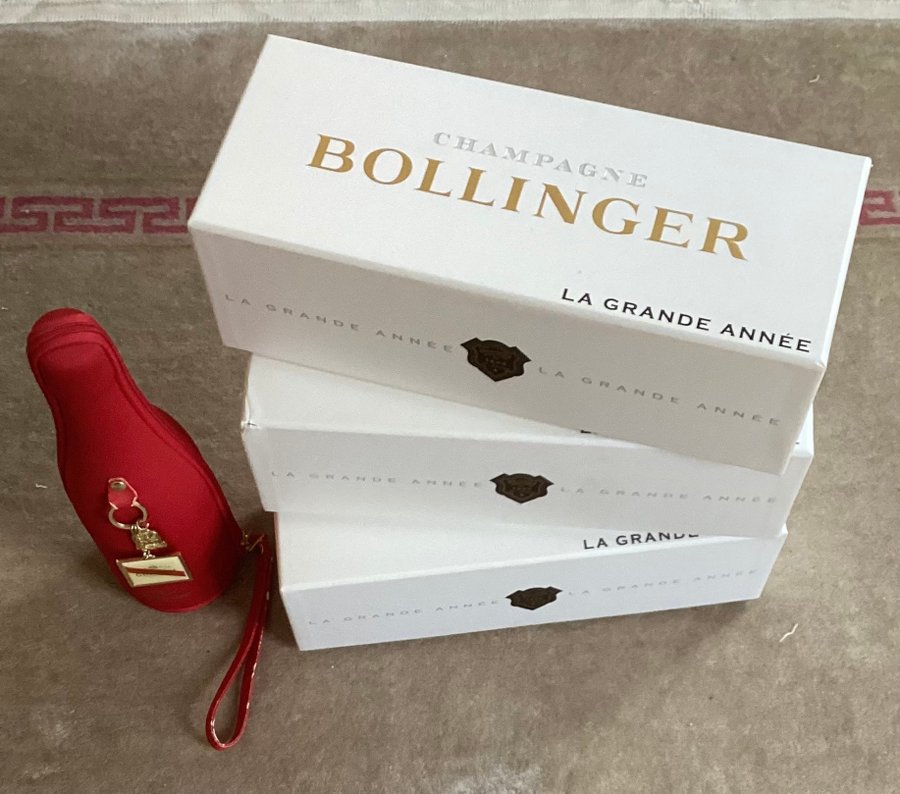 Tre champagnekartonger Bollinger fodral Mumm