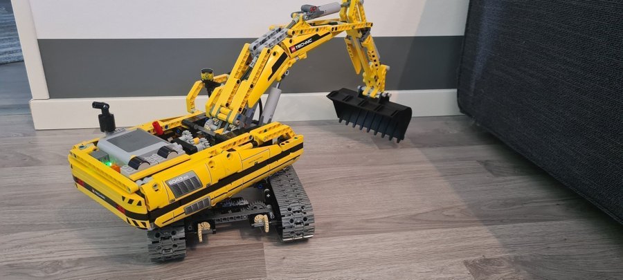 Lego technic 8043 elektrisk radiostyrd grävskopa grävmaskin motorized excavator