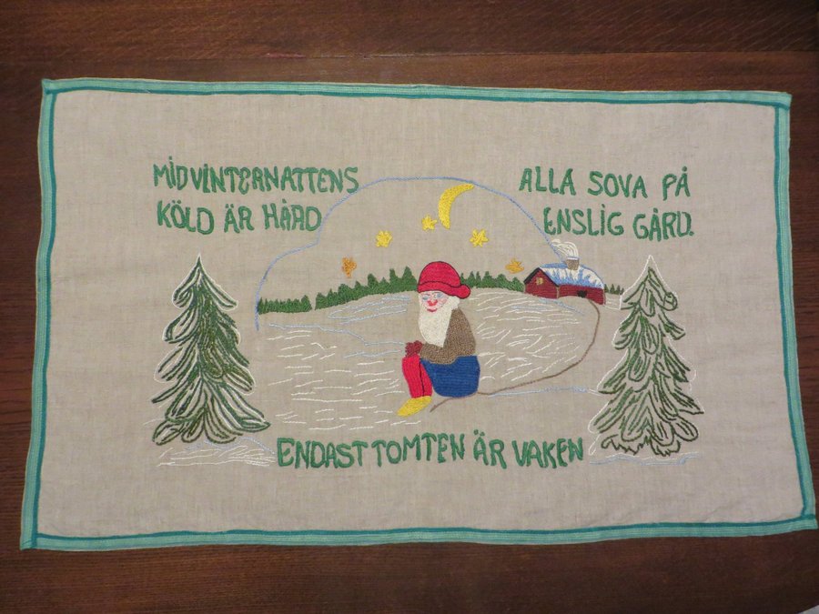 Gammal broderad bonad, tomte med tätt broderi, Midvinternattens köld är hård....