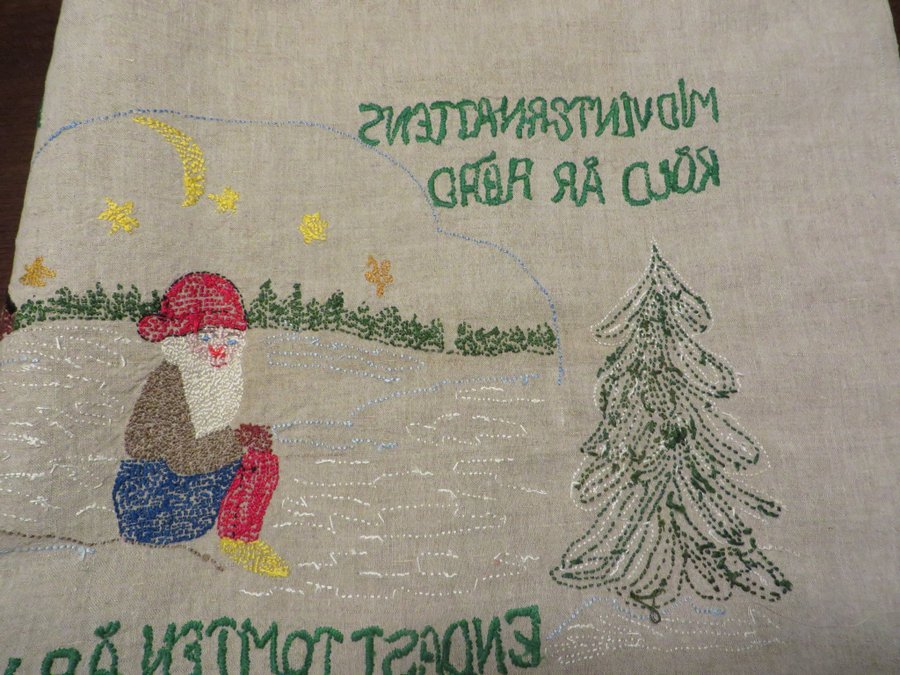 Gammal broderad bonad, tomte med tätt broderi, Midvinternattens köld är hård....