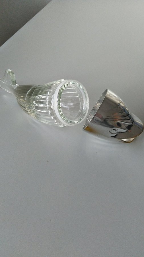 Jordnötsval av glas och silverfärgat lock av plast