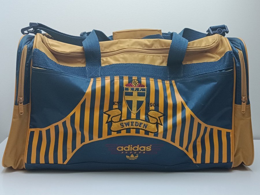 Vintage Retro Adidas Originals Sverige Fotbollsväska i bra skick!