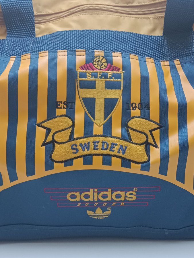 Vintage Retro Adidas Originals Sverige Fotbollsväska i bra skick!