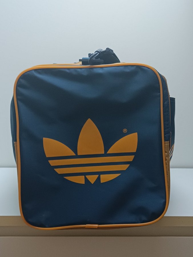 Vintage Retro Adidas Originals Sverige Fotbollsväska i bra skick!