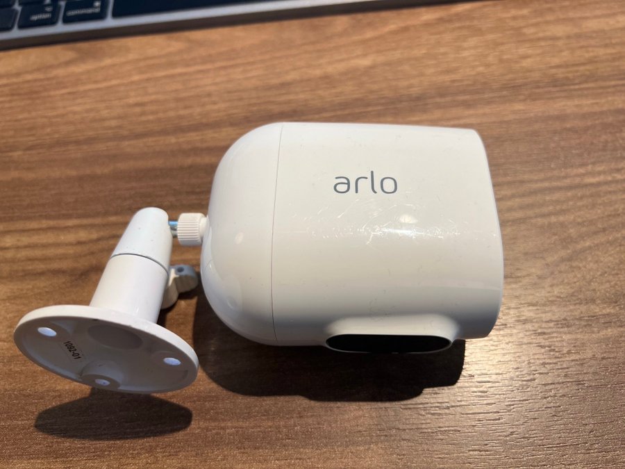 Arlo Essential Spotlight Camera (vit)