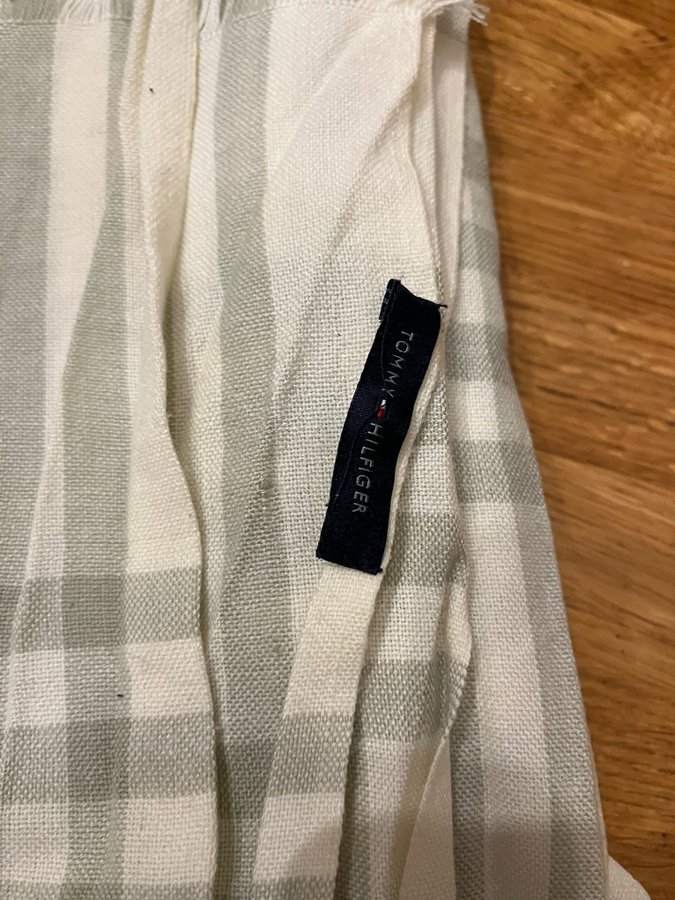 Tommy Hilfiger grå och vit halsduk