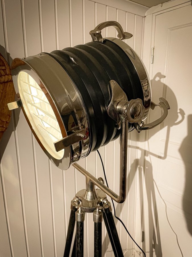 Snygg golvlampa med stativ, mancave, scenljus, strålkastare, live.