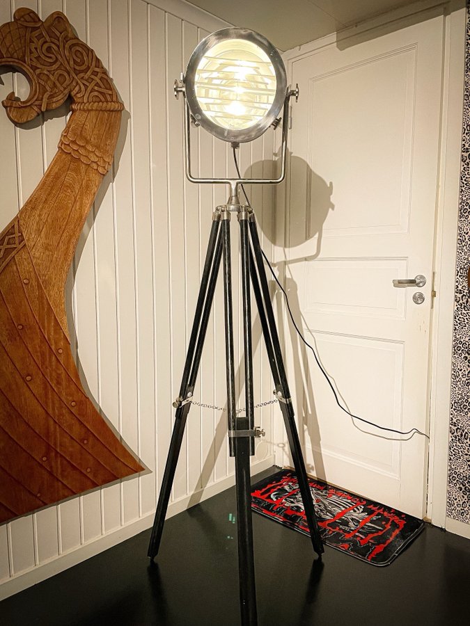 Snygg golvlampa med stativ, mancave, scenljus, strålkastare, live.